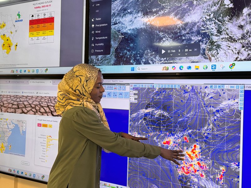 Sudanese forecaster during her on the job training at ACMAD explaining the wind circulation and its role in driving rain systems